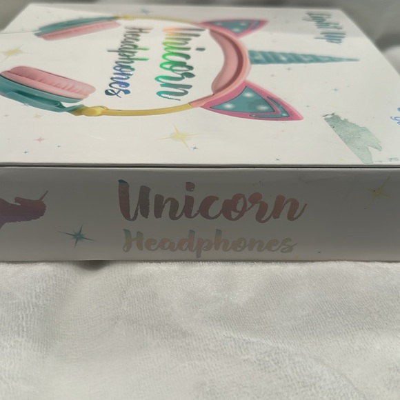 Gabby Goods Light Up Wired LED Unicorn Headphones for Kids. - Picture 4 of 5